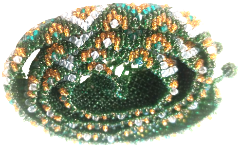 HAPISHANE İŞİ BONCUK EL  İŞİ GELİN KEMERİ YILAN ŞEKLİNDE TASARLANMIŞ YEŞİL TONDA  BEYAZ  VE SARI RENKDE RENKLİ BONCUKLARLA İŞLENMİŞ 