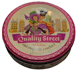 1950 MACKINTOSH'S QUALITY STREET CHOCOLATES & TOFFEES KAPAKLI TENEKE CUKULATA KUTUSU İNGİLTERE SOKAK CUKALATASI