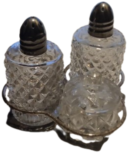 CINAR YAPRAGI FORMUDA GÜMÜŞ KAPLAMA ÜZERİNDE 3 PARCA KIRISTAL TUZLUK BİBERLİK SOSLUKDAN OLUSAN MASA SERVİS TAKIMI