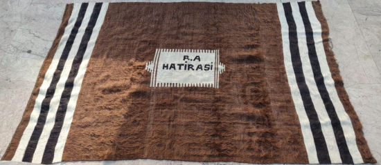 1940 SİİRT KECİ KIL EL TAZGAH KÖK BOYA  DOKUMA KİLİM DUVAR HALISI KAHVERENGİ  KENARLAR SİYAH BEYAZ SERİT DOKUMA 
