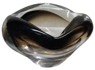 İTALYAN MURANO BEYAZ GÖVDE  KENARLAR KOYU MOR VOLANLI ÜCGEN FORMDA SORUNSUZ KÜL TABLASI