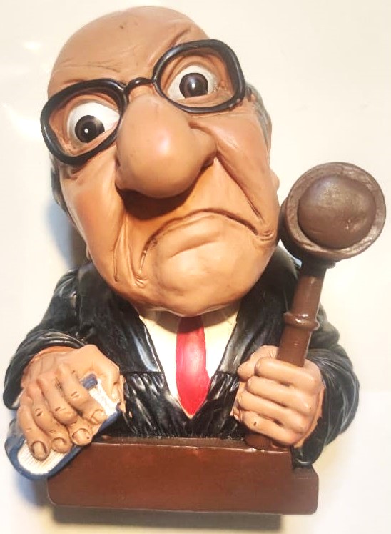 GİFT CLOUD PATENTLİ HAKİM SAVCI FİGÜR DURUŞMADA KARAR VERİRKEN Bİ ELİNDE HUKUK KİTABI DİGER ELİNDE TOKMAK 