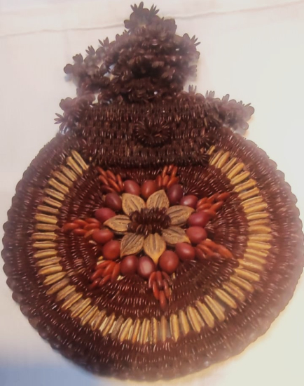 BİTKİ VE MEYVE ÇEKİRDEK VE TOHUMLARINDAN YAPILMIŞ TROPİKAL EL YAPIM CANTA  TAŞINABİLİR DEKORATIF KAHVERENGİ VE KREM TONLARDA KOLEKSİYON ÇANTA 