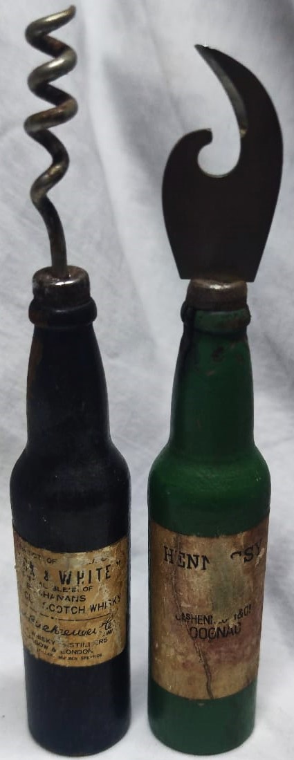 1930 BLACK & WHITE VİSKİ VE KONYAK  ŞİŞESİ FORMUNDA MANTAR ŞARAP AÇACAĞI TİRBÜŞON VE KONSERVE ŞİŞE ACACAGI YEŞİL VE SİYAH AHŞAPDAN 