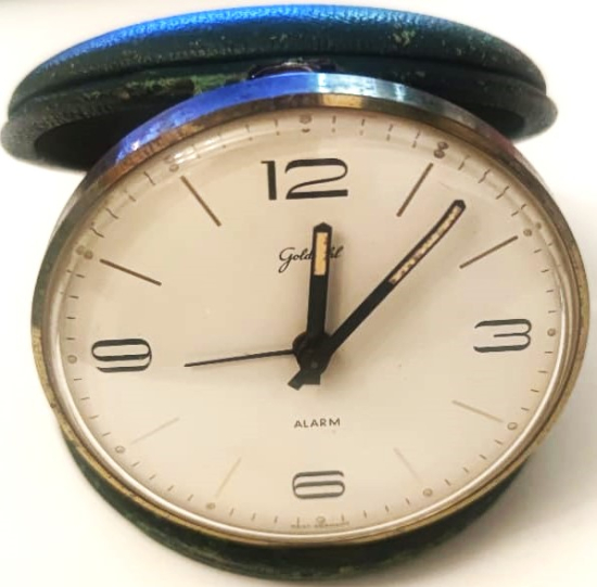 GOLDBUHL ALARM WEST GERMANY CLOCK  YUVARLAK FORMDA DERİ KUTUSUNDA KURMALI BASUCU SEYEHAT SAATİ