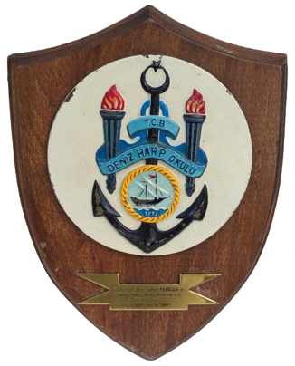 1981 T.C.B. DENİZ HARP OKULU  KOMUTANA VERİLEN GÖREV ANISIN AHSAP UZERİNE YAZI PİRİNC EL BOYAMA SİLT