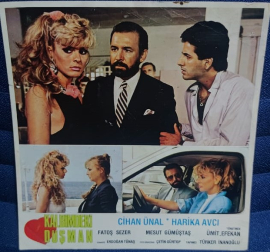 KALBİMDEKİ DUSMAN FİLMİNİN LOBI TANITIM KARTI   CİHAN UNAL HARİKA AVCI FİLMİN GÖSTERİM DONEMİNDE KULLANILMIS 