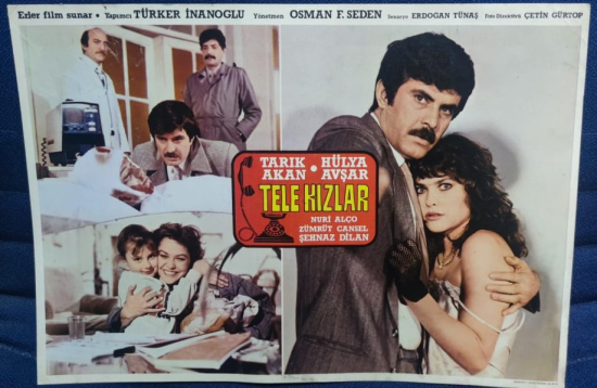 TELE KIZLAR FİLMİNİN LOBI TANITIM KARTI BASROLLERDE  TARIK AKAN HULYA AVSAR YARDIMCI OYUNCULAR NURİ ALCO ZUMRUT CANSEL  SEHNAZ DİLAN 