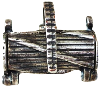 UFAK BİR KOL İLE KİTLENEN KAPANAN KAPAKLI GÜMÜŞ KAPLAMA KOLYE UCU CİFT ZİNCİR GECİSLİ GÜL DALI DESENLİ İCERSİNE BİŞEY LER KOYULABİLİNİR 