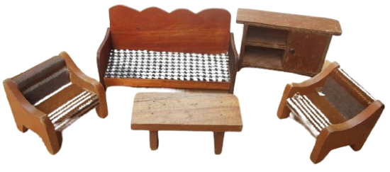 1970 OYUNCAK AHSAP OTURMA TAKIMI İKİ KOLTUK BİR CİFTLİ KOLTUK BİR KAPAKLI VİTRİN ORTA MASA SAHBA TAMAMI EL YAPIM AHSAP