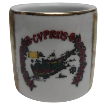 1970 KIBRIS CYPRUS RENKLİ  HARİTASI BULUNAN PORSELEN MASA UZERİ İGNE ATAS KOYMAK İÇİN YAPILMIS UFAK OBJE