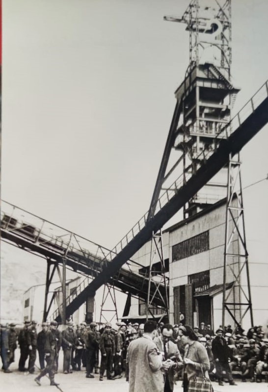1960 ZONGULDAK KOZLU MADEN OCAGINA GİRİŞ İÇİN ASANSOR BEKLEYEN MADENCİ İŞCİLER