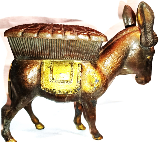 1960 FRANSIZ MALI SİGARA İKRAMLIĞI EŞŞEK KULAKLARINI CEKİNCE KUYRUGUNU KALDIRARAK ALTTAN SIGARA CIKARTMAKTADIR