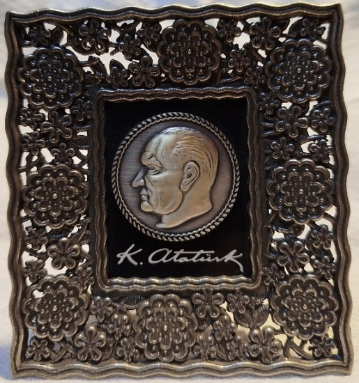 CERCEVE İCİNDE K ATATURK  GUMUS KAPLAMA  KABARTMA 