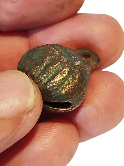 OSMANLI BRONZ ÜZERİ KABARTMA CİZGİLERLE BEZELİ CAN GENELDE GELDİGİ BELLİ OLMASI İCİN EVCİL HAYVANLARDA KULLANILAN