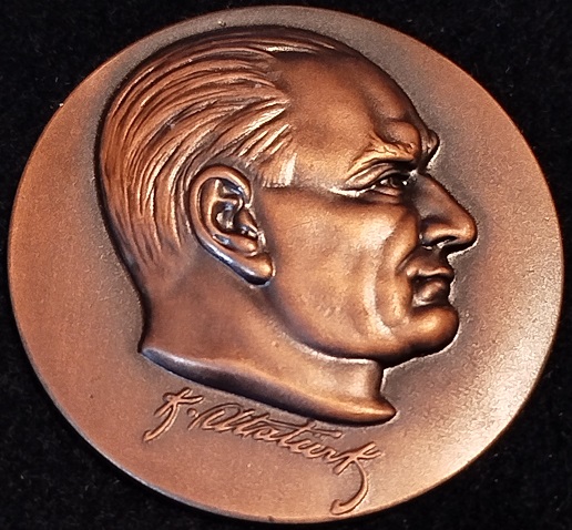 BRONZ LEVHAYA ROLYEF KABARTMA OLARAK YAPILMIS ATATURK PORTRESİ ALT KISMI İMZALI