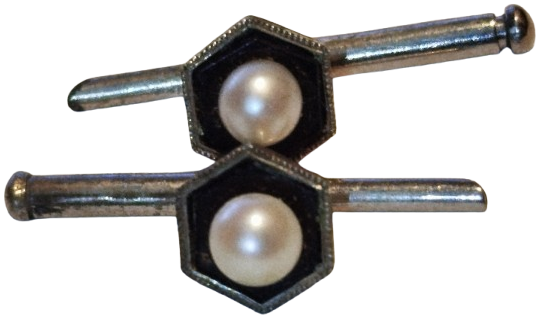  AYAR DAMGALI GUMUS YUVARLAK TOP FORMDA ACMIS CİCEK İCERSİNE  BEYAZ İNCİ MIHLANMIS KOL DUGMESİ