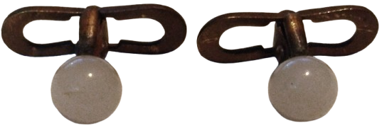 DEGERLİ METAL UZERİ GUMUS KAPLAMA YUVARLAK TOP FORMDA BEYAZ İNCİ TANESİ MIHLANMIS KOL DUGMESİ