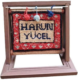 MİNYATUR AHSAP KASNAK EL DOKUMA TEZGAHINDA KOK BOYALI YUN HALI 