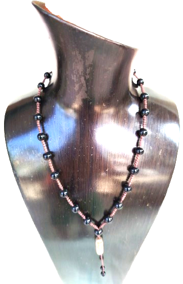 KOLYE ORULU İP UZERİNE DİZİLİ DOGAL TAS BONCUKLAR VE EN UCUNDA AY TASI  TASARIM KOLYE