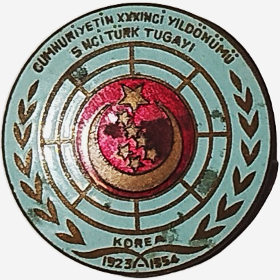 1923 - 1954  KORE 5’İNCİ TÜRK TUGAYI NA AİT UZERİ SICAK MİNELİ İGNELİ  ANI ROZETİDİR.