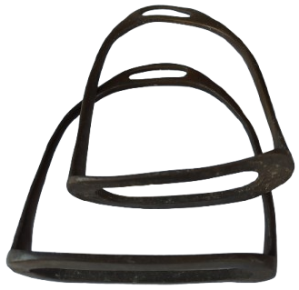 ASKERI SÜVARI BIRIMLERI AT BİNİMLERİNDE AYAKLARINI BASTIKLARI PİRİNC CİFT UZENGİ 