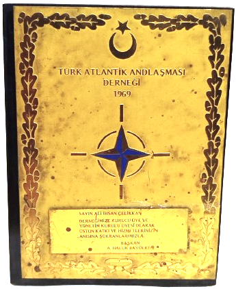 1969 TURK ATLANDİK ANTLASMASI DERNEGİ ALİ SAYIN İHSAN CELİKHANA VERİLMİŞ PLAKET SİLT