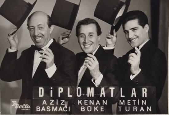  DİPLOMATLAR KOMEDİ GURUP AZİZ BASMACI  KENAN BUKE METİN TURAN SİYAH BEYAZ FOTOGRAF