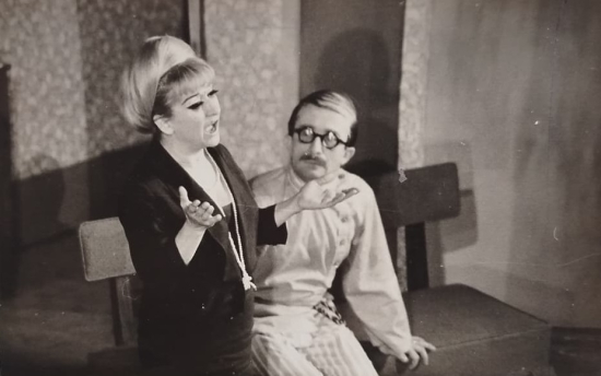 DORMEN TİYATROSU'NDA  BUGUN GİT YARIN GEL OYUNU SAHNESİ ALTAN ERBULAK NİSA SEREZLİ