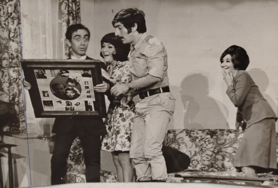 NİKAH KAĞIDI ADLI TİYATRO OYUNUN 1969-70 SEZONUNDA GÜLRİZ SURURİ-ENGİN CEZZAR VE ORTA OYUNCULAR 