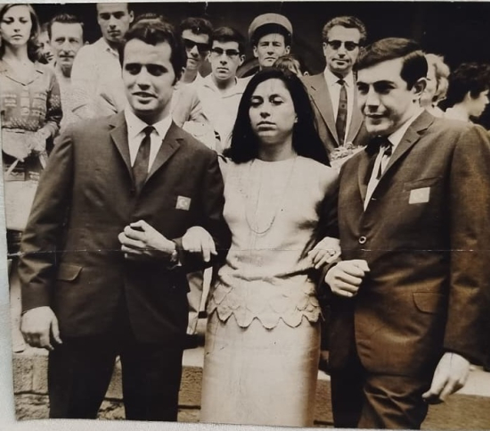 7 EYLÜL 1964 TARİHİNDE ÇEKİLMİŞ BİR FOTOGRAFTIR VE  TULAY GERMAN EROL BUYUKBURC TANJU OKAN  BELGRAD  DA BİRİNCİLİK KAZANAMIS