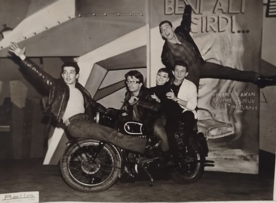 BASAR SABUNCU DİROKSİYONDA ALTAN ERBULAK ARKASIDA TULİN ORAL SONRA HALDUN DORMEN EN SONDA AYAKTA OLAN  METİN SEREZLİ 