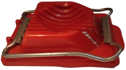 KIRMIZI PLASTİK HASLANMIS YUMURTA DİLİMLEYİCİ MEKANİK EL İLE TEL YARDIMIYLA KESİLMEKTE