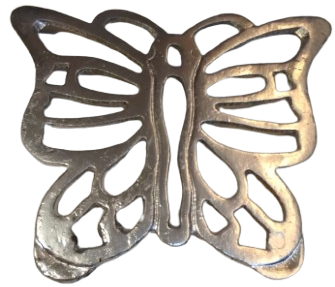 KELEBEK NİHALE ALUMİNYUM DOKUM KELEBEK FORMUNDA YAPILMIS  AYAKLI NİHALE MASA UZERİNE SICAK TABANLI 