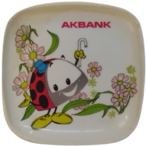 1970 AKBANK MELAMİN TABAK UZERİNDE UĞUR BÖCEĞİ MASCOT'U BULUNMAKTADIR.