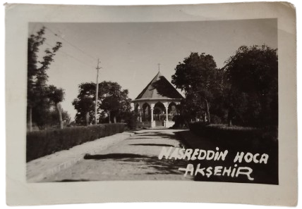 1960 NASREDDİN HOCA AKŞEHİR OLDUĞUNU BELİRTİR NASREDDİN HOCA TÜRBESİ'NİN ANITININ BULUNDUĞU FOTOGRAF