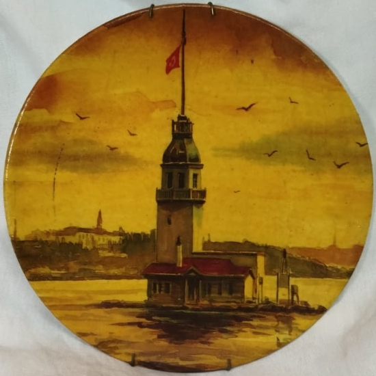 PORSELEN ÜZERİNE TAMAMI EL BOYOMA KIZ KULESİ RESİMLİ METAL ASKILI DUVAR TABAĞI
