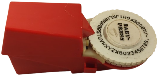 OTOMATİK BABY PRESS YAPISKANLI SERİTE YAZI YAZMA MEKANİK SERİT YAZICI CİHAZ BİR KABARTMA ETİKETLEME MAKİNESİDİR