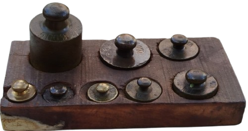 AHSAP KAİDESİNDE 8 PARCA PİRİNC AGIRLIK SETİ 1 AD 500 GR 1 AD 200 GR  1AD 100GR  1 AD 50 GR 3 ADET 20 GR TOPLAMI 1 KG