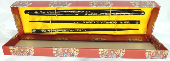 CHOPSTICKS SUNUM KUTUSUNDA, EJDERHA MOTİFLİ, SİYAH LAKE UZERİ ALTIN RENK EL CEKME İŞLEMELİ 2 ÇİFT UZAK DOĞU YEMEK ÇUBUĞU