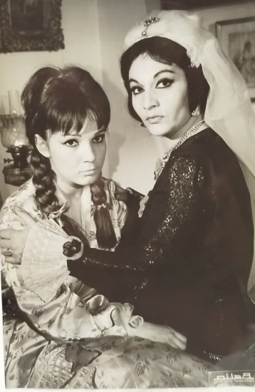 1965 YAPIMI HAREMDE DÖRT KADIN FİLMİ ORİJİNAL SİYAH BEYAZ SET FOTOĞRAFI - AYFER FERAY VE NİLÜFER AYDAN
