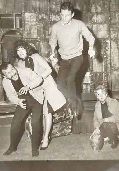 1967 YILI DORMEN TIYATROSU KARANLIKTA KOMEDI OYUNU ORINAL SAHNE FOTOGRAFI TOLGA ASKINER AYFER FERAY HALDUN DORMEN NISA SEREZLI
