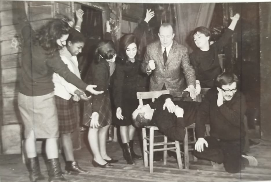 1966 YILI DORMEN TIYATROSU DUN GECE YOLDA GIDERKEN COK KOMIK BI SEY OLDU