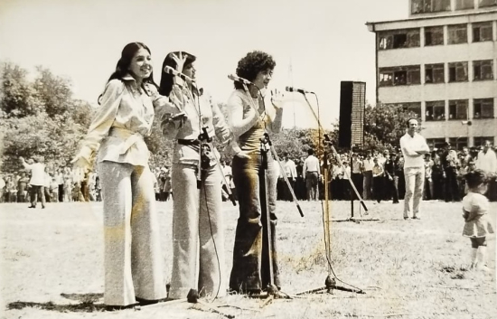1970 LER TÜRK POP MÜZİĞİ CİCİ KIZLAR GRUBU ACIK HAVA MEZUNIYET KONSERİ ORİJİNAL DÖNEM EFEMERA FOTOĞRAFI