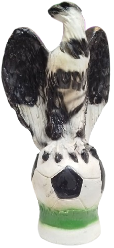 BEŞİKTAŞ KARAKARTAL VE FUTBOL TOPU TEMALI ALCI DOKUM EL BOYAMA MASAÜSTÜ DEKORATİF FİGÜR BİBLO  