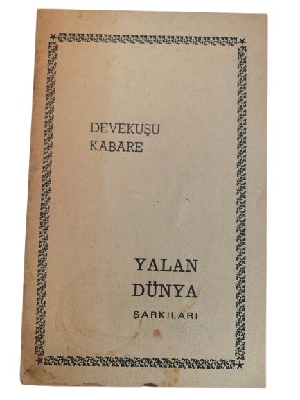 DEVEKUŞU KABARE ''YALAN DÜNYA'' TİYATRO OYUNU ŞARKILARI KİTAPÇIĞI
