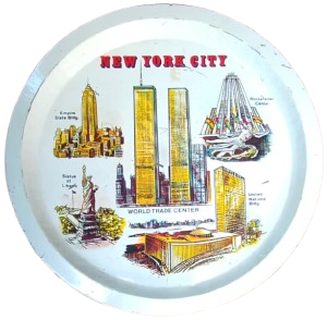 1970 NEW YORK CİTY ŞEHRİN İKONİK SİMGELERİNİ İÇEREN VİNTAGE BİR TURİSTİK METAL YUVARLAK FORM TENEKE TEPSİDİR. 
