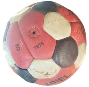 1980 TÜRK FUTBOLU MİLLİ TAKIM OYUNCU İMZALI ARIEL MARKA HAKİKİ DERİ DİKİSLİ RETRO FUTBOL TOPU