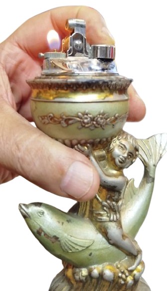 METAL GÖVDE ÜZERİ İŞLEMELİ YUNUS BALIGINA BİNMİŞ MELEK BİBLO ŞEKLİNDE MASA ÇAKMAĞI SORUNSUZ CALISAN