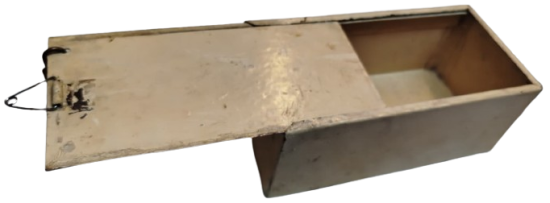 1960 SAC SÜRGÜLÜ KAPAKLI VE KİLİTLİ ÖZEL KOLEKSİYONLUK DEKORATİF METAL SAKLAMA KUTUSU.